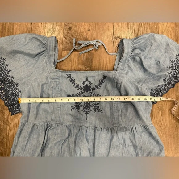 Old Navy Fit & Flare Flutter Sleeve Tie Back Chambray Dress Embroidered Floral - Picture 5 of 6